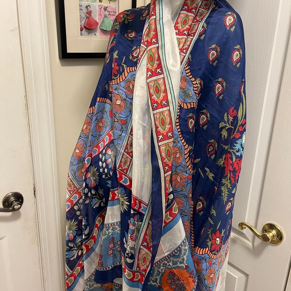 A large 100% silk scarf can be used as a wrapper or Hijab - Picture 2 of 16